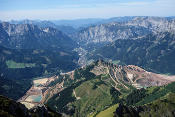 Obraz premium Erzberg, Eisenerz an einem wunderschönen Sommertag