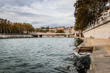 Obraz premium La Saône et la Promenade du défilé de la Saône à Lyon