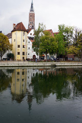 Fototapeta na wymiar Altstadtpanorama spiegelt sich im der Isar