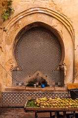 Orientalischer Brunnen in Fès; Marokko