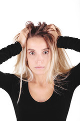 Donna con mani nei capelli stressata o doppie punte