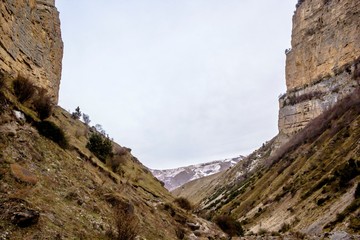 горное ущелье, высокие скалы