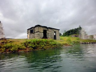 Fototapeta na wymiar Abandoned little shack on edge of water in Iceland