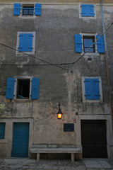 Fototapeta na wymiar window n street-lamp