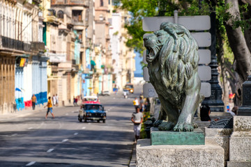 Fototapeta na wymiar Street scene at the famous Prado avenue in Old Havana