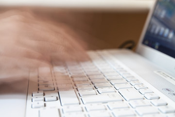 Mani che digitano veloci la tastiera del computer