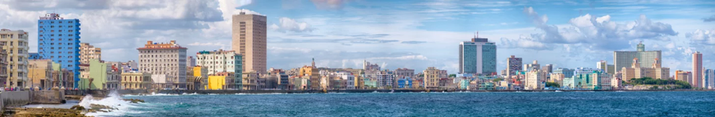  De skyline van Havana en de beroemde Malecon Avenue aan zee © kmiragaya