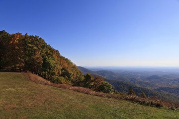 Fototapeta na wymiar The mountains in Virginia from the Blue Ridge Parkway in the fall