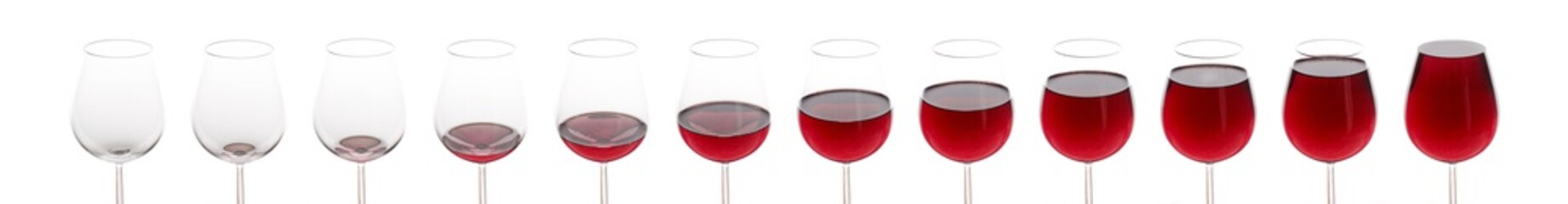 Mehrere Gläser Rotwein von leer zu voll auf weißem Hintergrund