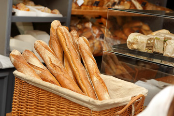French baguettes in wicker basket in bakery - 124929190