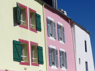 Façades colorées à Sauzon, Belle-Île (France)