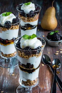 Blackberry Granola Yogurt Parfaits