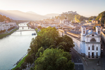 Fototapeta premium Widok na miasto Salzburg rano latem, Salzburg, Austria