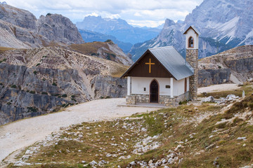 Fototapeta na wymiar Mountain chapel near Tre Cime di Lavaredo in Dolomites