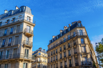 Fototapeta na wymiar typical city buildings in Paris