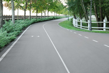 Road in park with arrow signs showing direction of movement