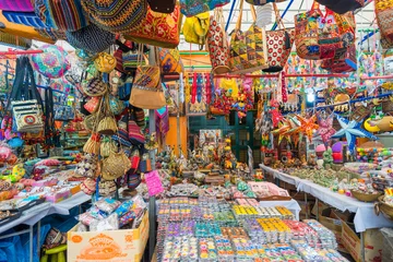 Tuinposter Souvenir in gift shops at Little India, Singapore © tongtranson