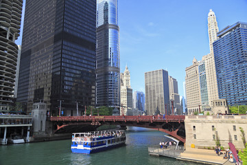 Fototapeta na wymiar Chicago River and skyline, Illinois, USA