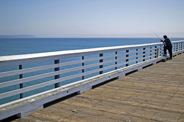 Obraz premium man fishing from pier