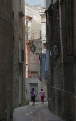 narrow alley n people walking