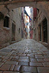 Fototapeta premium narrow street n hanging laundry