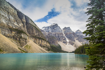 Fototapeta na wymiar Beautiful Landscape - Lake Moraine, Alberta