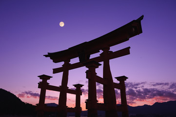 厳島神社大鳥居と満月
