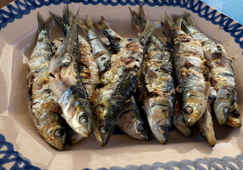 sardines grillées dans un plat
