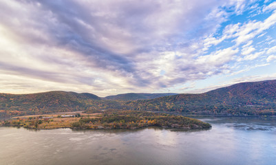 Fototapeta na wymiar The Hudson river in New York State during the fall foliage season