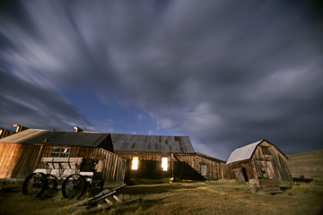 Fototapeta premium stagecoach n barn nite