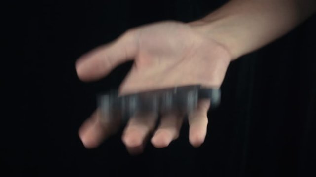 Placing knuckle-duster on the hand