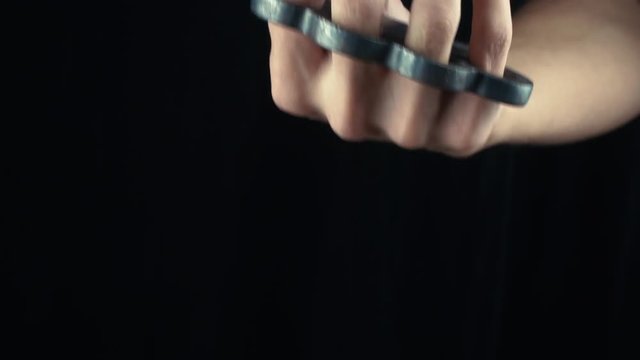 Placing knuckle-duster on the hand