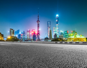 Plakat empty asphalt road through modern city in China.