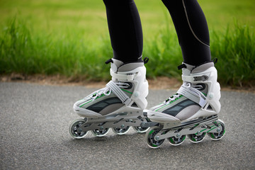 junge Frau beim Inline Skating, Roller Skating