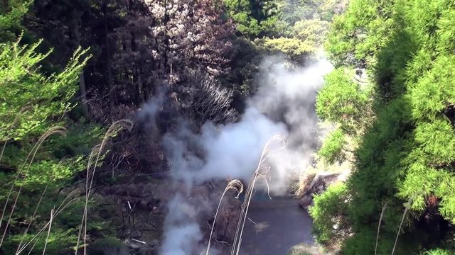 源泉から自然に噴き出る湯煙　鹿児島県霧島の温泉地帯