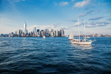 Zelfklevend Fotobehang Sailboat on the Hudson River with NYC skyline © ten03