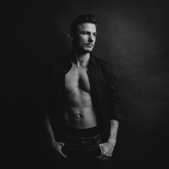 Naklejka premium Handsome guy in naked body with shirt