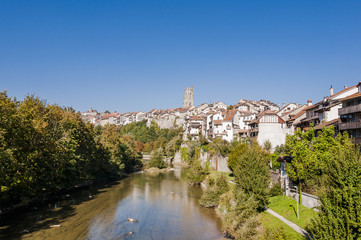 Fototapeta premium Fribourg, Freiburg, Stadt, Altstadt, Kathedrale, Saane, Fluss, Sarine, St-Nicolas, Rundgang, Altstadthäuser, Mittlere Brücke, Herbst, Schweiz