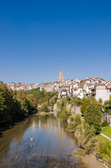 Obraz premium Fribourg, Stadt, Altstadt, Freiburg, Kathedrale, Saint-Nicolas, Altstadthäuser, Fluss, Saane, Sarine, Mittlere Brücke, Flussufer, Herbst, Schweiz
