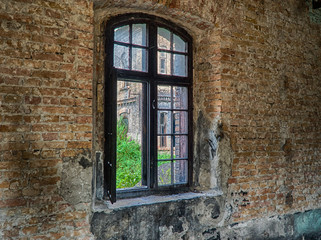 Fototapeta na wymiar Ruins of an old building