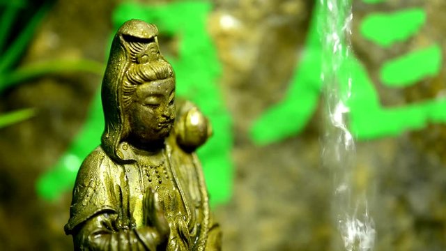 Guanyin Statue an chinesischer Drachen-Quelle