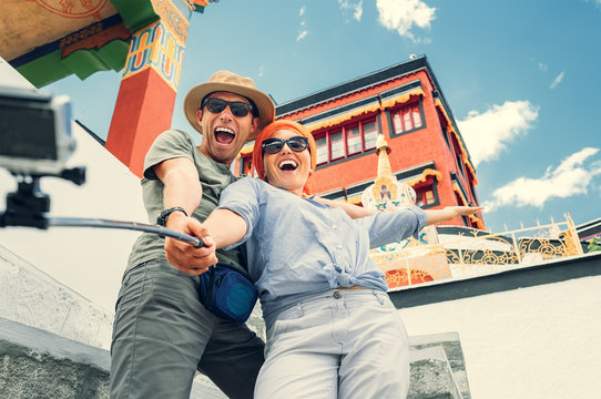 Happy tourist couple take a selfie photo on asian sight backgrou