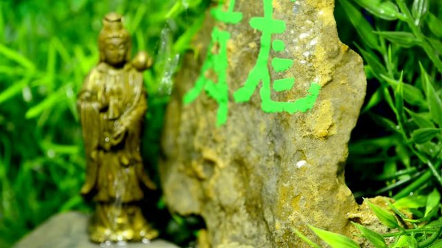 Guanyin Statue an chinesischer Drachen-Quelle