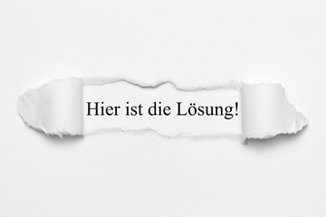 Hier ist die Lösung! auf weißen gerissenen Papier