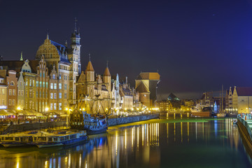Nocna panorama starego miasta w Gdańsku
