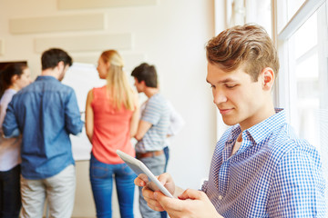 Student mit Tablet Computer in Universität
