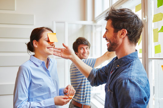 Team spielt Ratespiel f&uuml;r Teambuilding