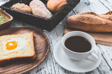 朝食 コーヒーとパン