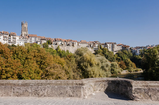 Freiburg,  Fribourg, Stadt, Altstadt, Kathedrale, Sankt Nikolaus, Sankt-Johann-Br&uuml;cke, Sarine, Saane, Fluss, Altstadth&auml;user, Herbst, Schweiz