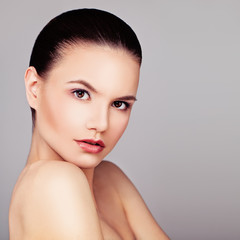 Fototapeta premium Pretty Woman with Natural Makeup and Perfect Skin